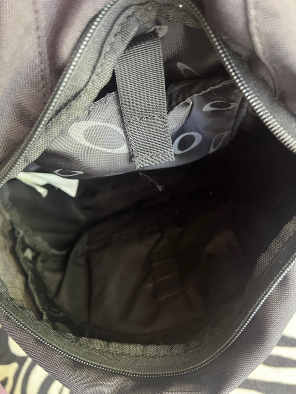 Oakley Black Men's Everyday Backpack with Silver Logo - Picture 6 of 8